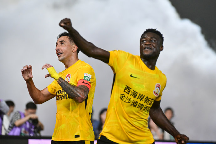 西海岸2-1海港 主裁万涛单场吹掉三球引争议