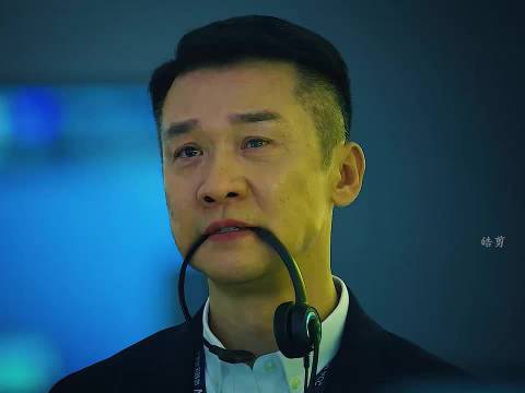 万米高空风挡破碎，机长冷静操作获赞