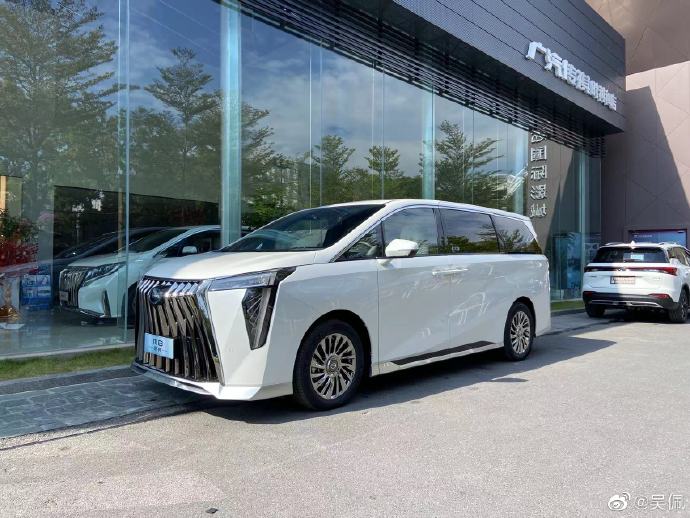 30万MPV怎么选？传祺M8对比丰田赛那全解析