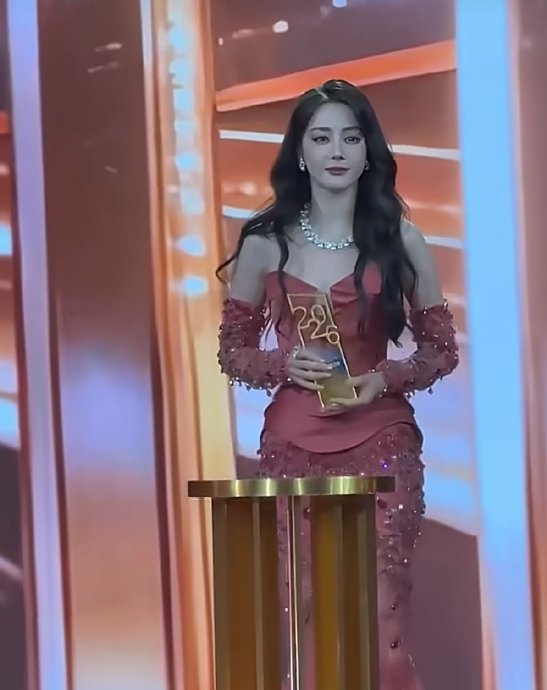 迪丽热巴这次获奖的《利剑玫瑰》是什么题材？