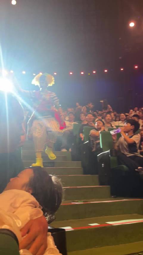 好玩好玩！还接到了小丑远程抛来的小礼物