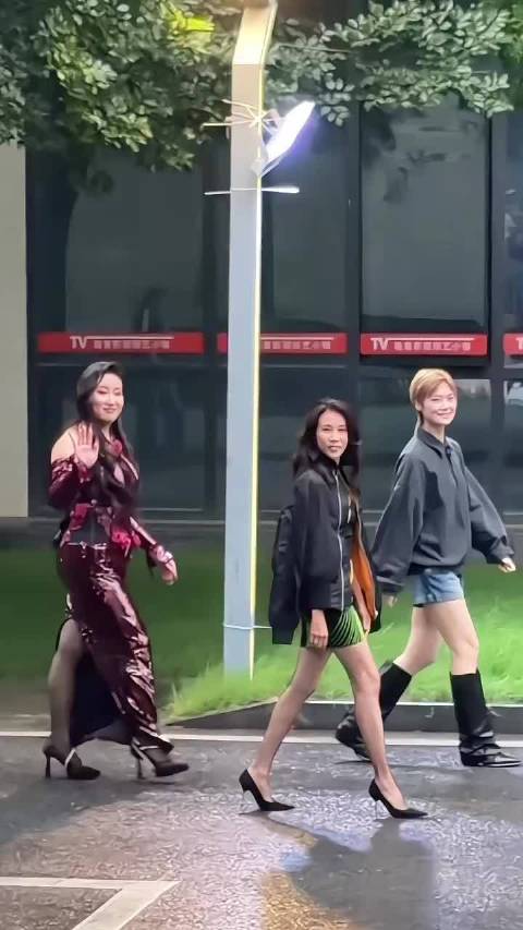 莫文蔚与李宇春锤娜丽莎同框，26岁年龄差状态佳
