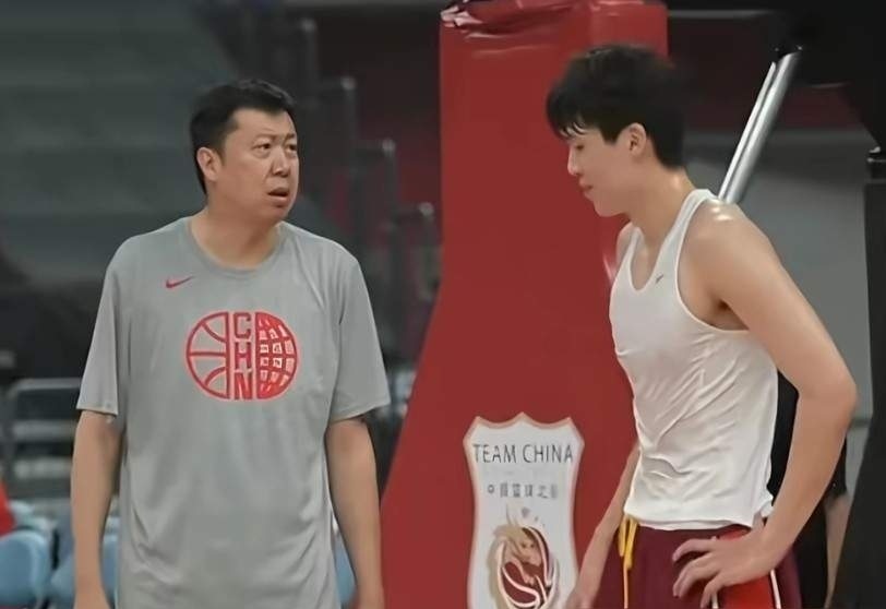 毫不留面子，王治郅点出男篮失利关键，球商低素质差做无用功