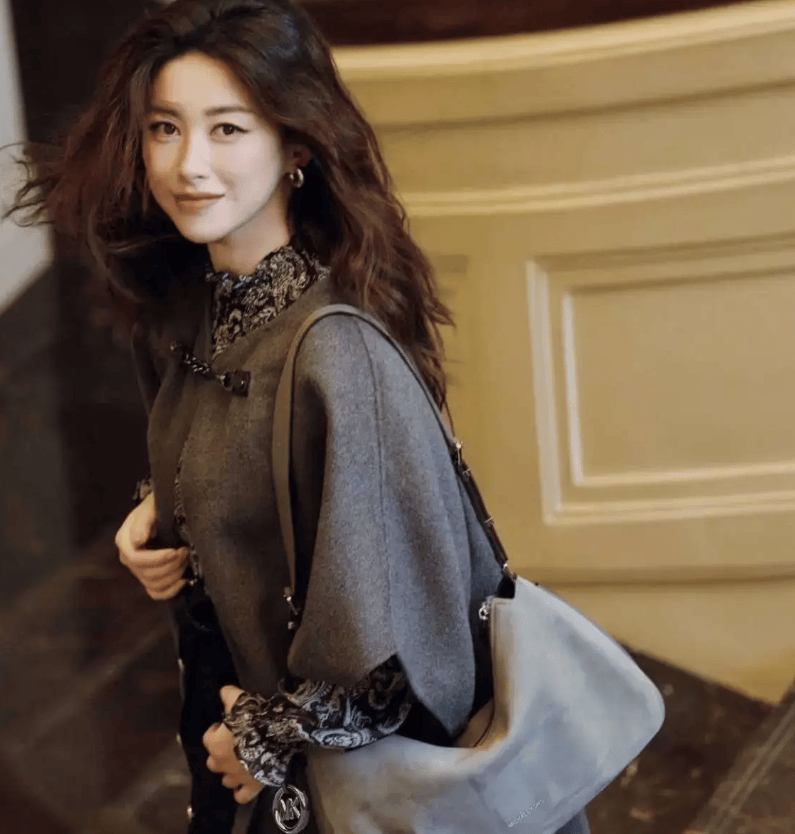 朱珠携混血女儿外滩散步！老钱风手袋藏玄机，网友：这身世背景太惊人_那只_大衣
