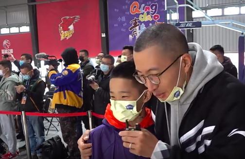 杜锋10岁儿子走红全明星！篮球天赋惊人！球迷：朱芳雨该行动了！