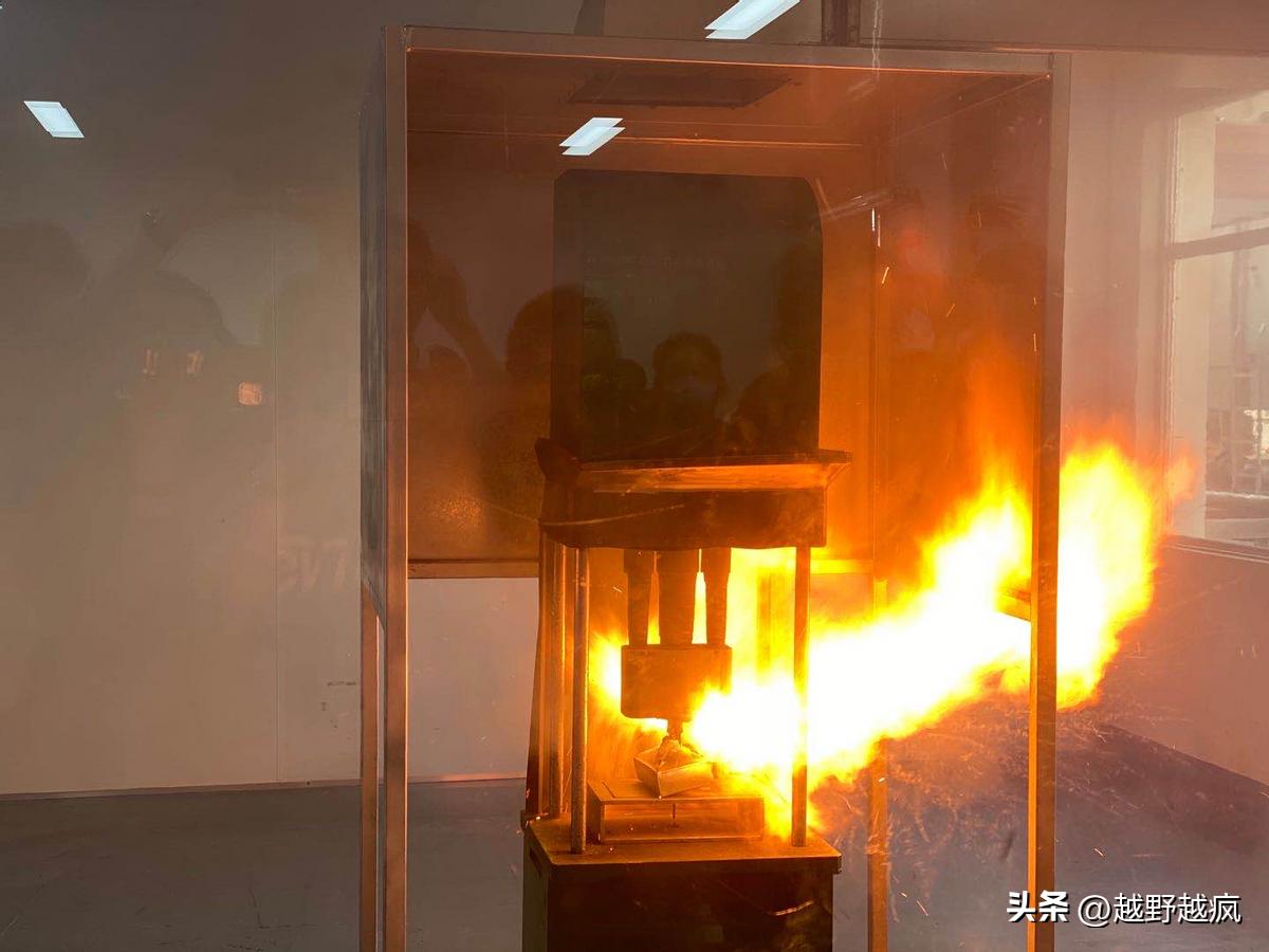磷酸铁锂为什么比三元锂更安全?看完它的\"基因\"你就懂了