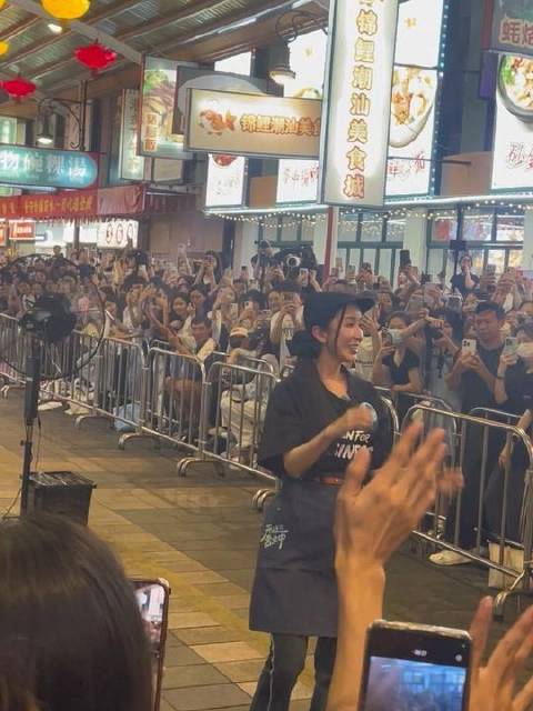 娄艺潇蒋依依现身普宁商品城粉丝见面会