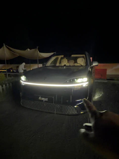 新款问界M9夜晚点亮效果