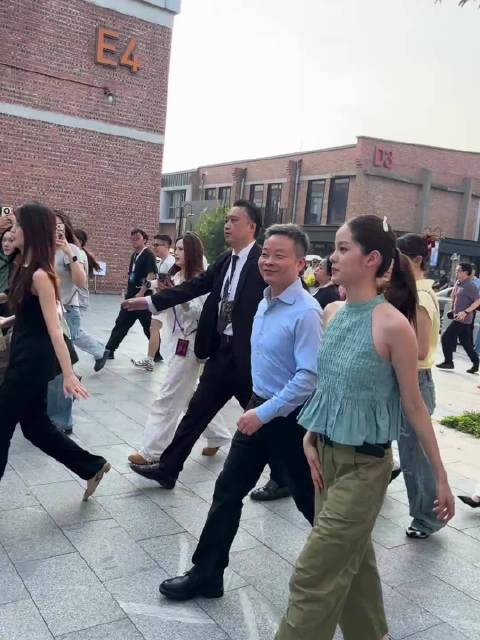 何小鹏与欧阳娜娜同行笑容满面,身高引车企大佬排名