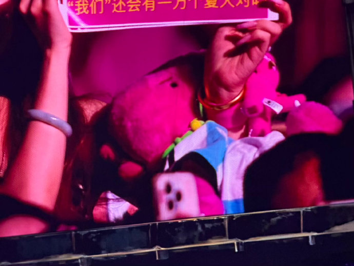 汪苏泷演唱会送双祝福！祝阿根廷梅西夺冠