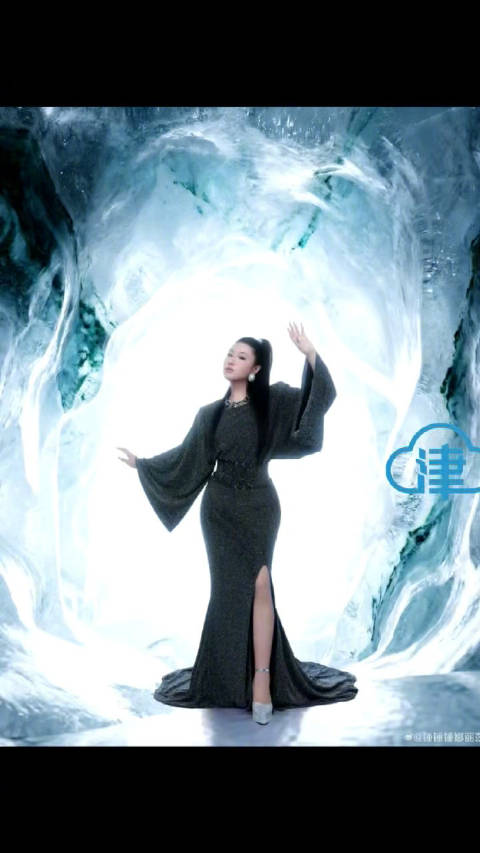 锤娜丽莎穿银色流光长裙亮相导演之夜红毯