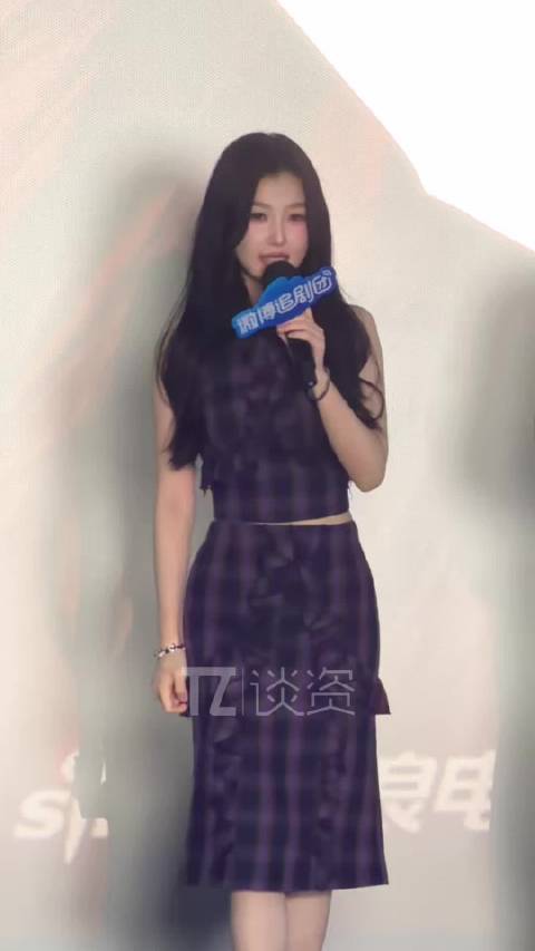 我们小林老师@虞书欣Esther 来啦！今天的妆造好美！