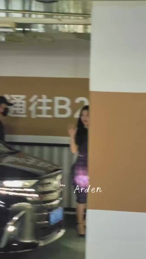 虞书欣追剧团上班路透 这套好lady噢