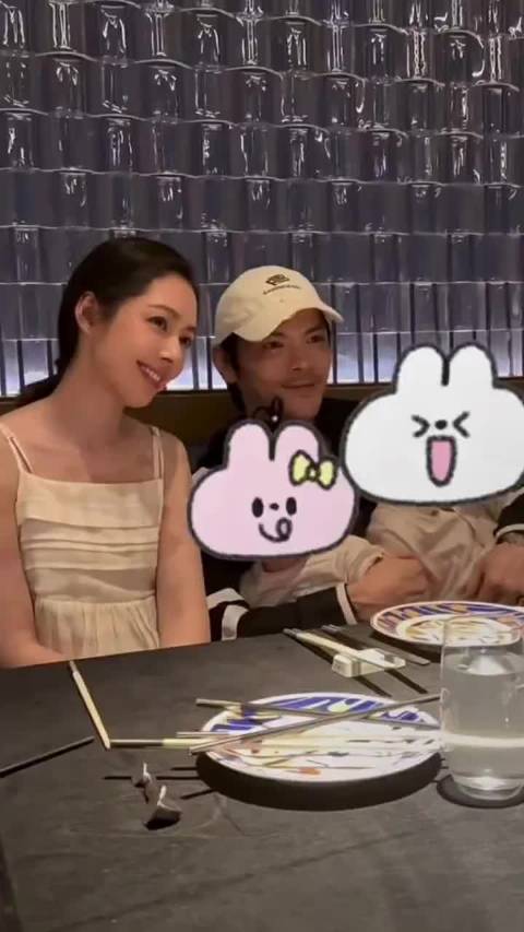 郭碧婷和家人现身北京餐厅吃饭，向佐抱着5岁女儿，化身温柔奶爸！