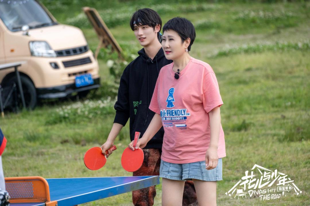 《花儿与少年》第四季，赵今麦为“花少团”全员制作礼物