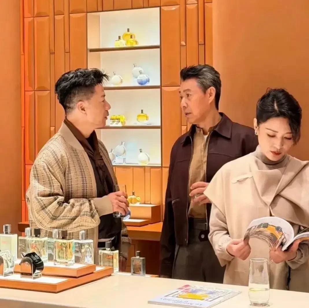 70岁张丰毅和52岁段奕宏活动同框,肌肉线条比小伙子还猛!这状态绝了