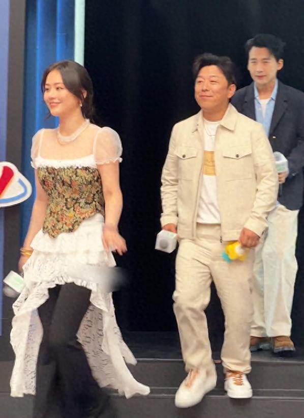 上海生图太真实!马思纯裤子拖地，黄渤头大身子小，郭麒麟瘦脱相