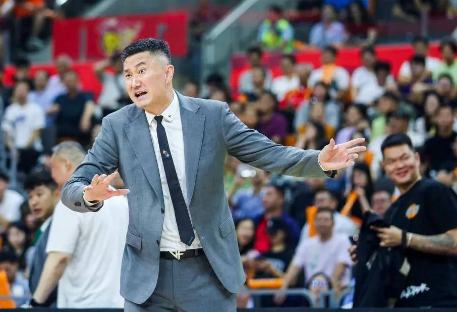 广东男篮教练组大换血!杜锋下赛季或不再任主帅,朱芳雨考虑外教救火