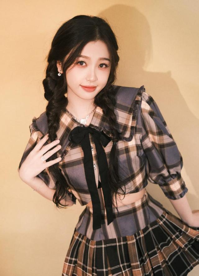 虞书欣穿格纹套装小露蛮腰 嘟嘴可爱卖萌