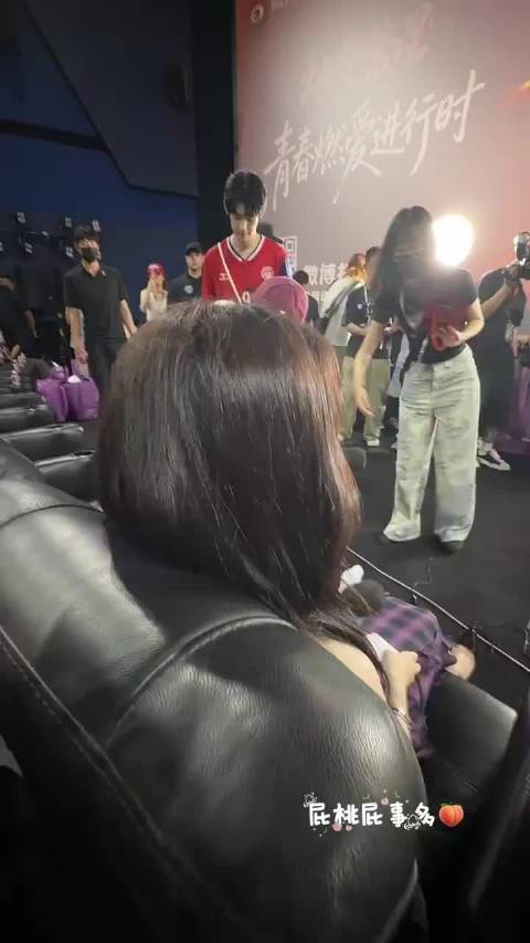 虞书欣线下活动近距离视角展现细腻神态
