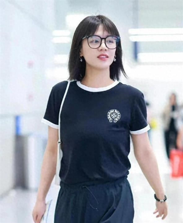 马思纯减肥成功后气质大变!穿撞色T恤+工装裤，时髦又高级!_新闻