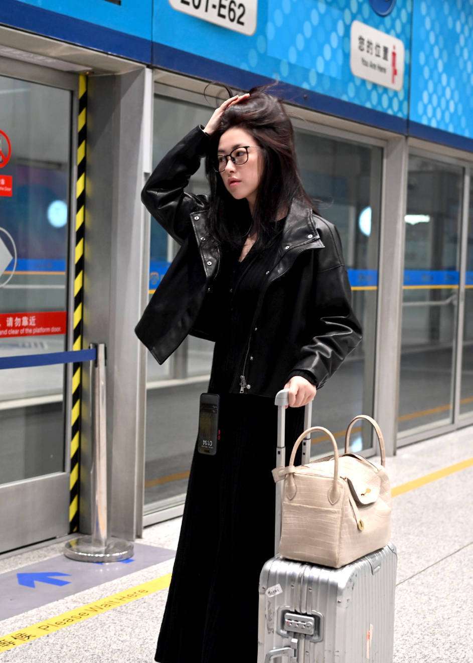 原创 网红图书馆穿搭火了！朱珠人美穿啥都好看，普通人照搬也能变时髦？