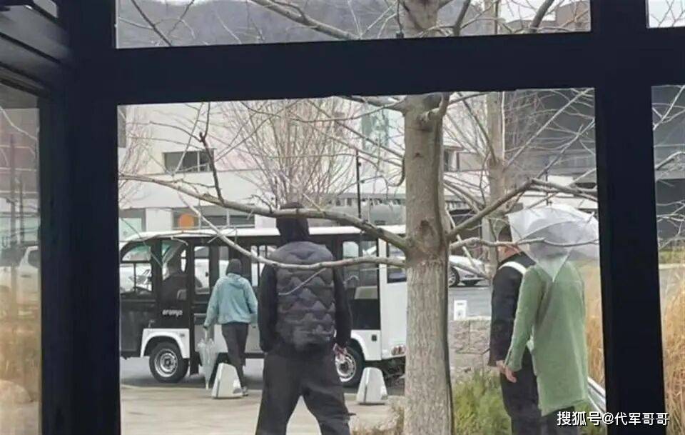40岁魏晨近况曝光!娶初恋于玮生下一子,如今婚姻幸福成人生赢家