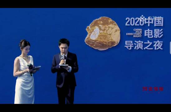 谁能想到锤娜丽莎这么适配闪片礼裙，明艳又温柔，举手投足都是满满的优雅气场