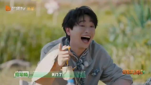 张真源密室紧抱大张伟小腿撒娇