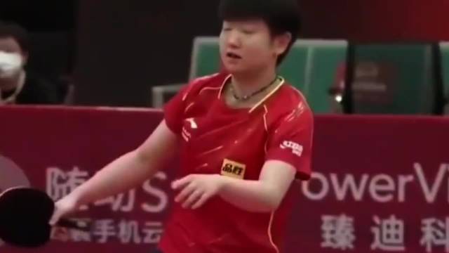 被许昕打得东倒西歪？21岁孙颖莎最后一球，让整个男队沉默了！
