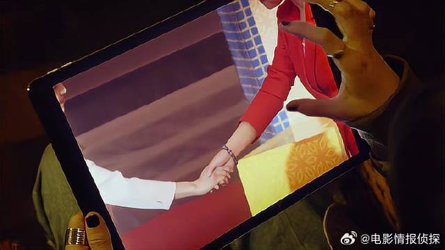 姑娘观看妈妈直播，意外发现琉璃手串，明白了啥！