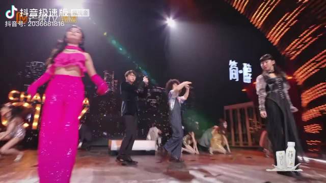 毛不易 自从毛老师去了女队，毛老师就在唱跳这条路上一去不复返了， 毛不易
