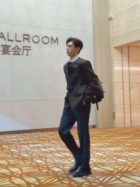 世间万般风景，都抵不过李现一人入心～ 普拉达门面担当，代言人李现太帅了