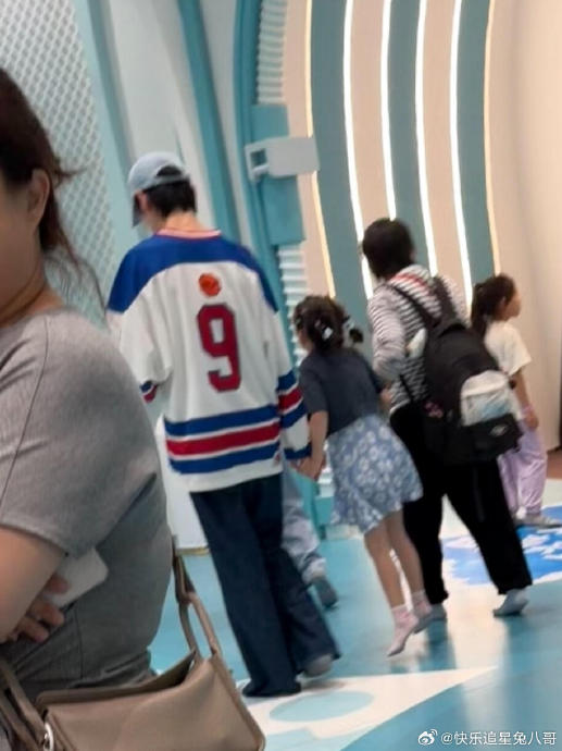 向佐首晒郭碧婷儿女近照，基因太绝了