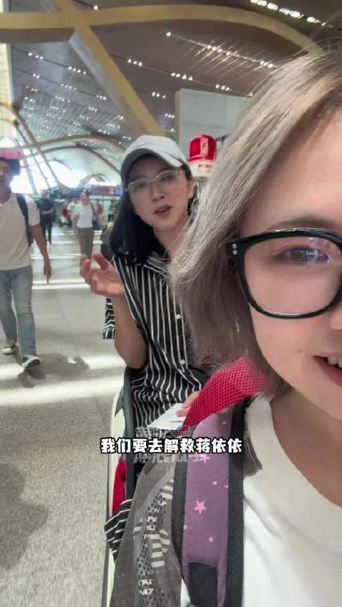传闻蒋依依姐姐在某综艺隐秘上岗……黄小蕾火速携我突袭营救