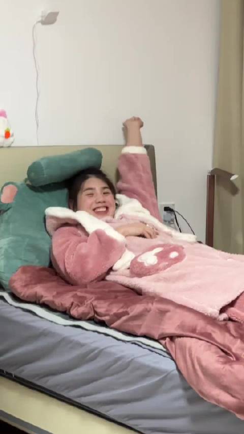 张雨菲也是有搞笑时刻的，这次他也用上AI跟风模仿哈兰德