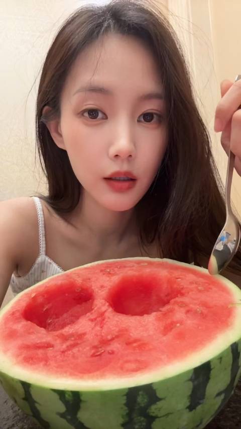 李一桐西瓜猪鼻子