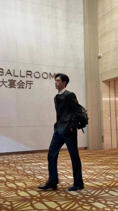 宽肩窄腰大长腿，谁看了不喊一句绝