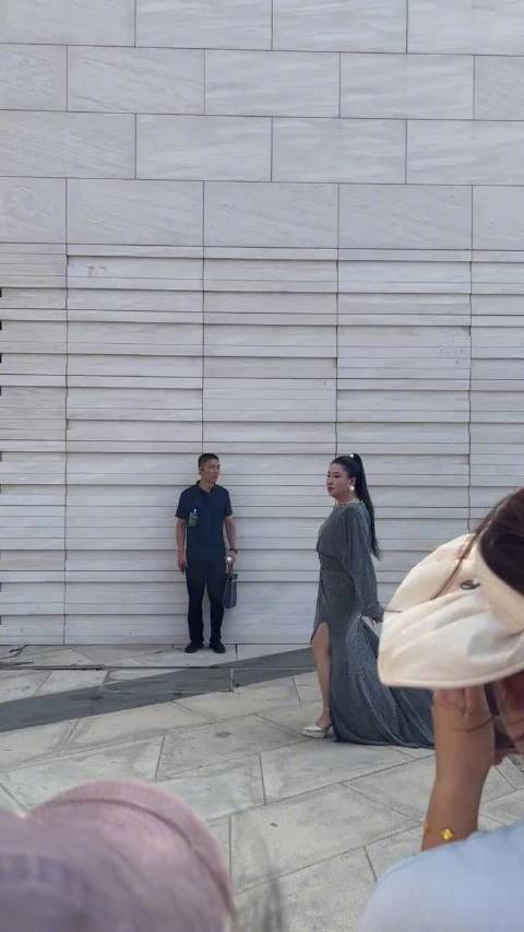 路人视角的锤娜丽莎，好自信笑得太美了 角色被认可了锤锤也很开心吧！