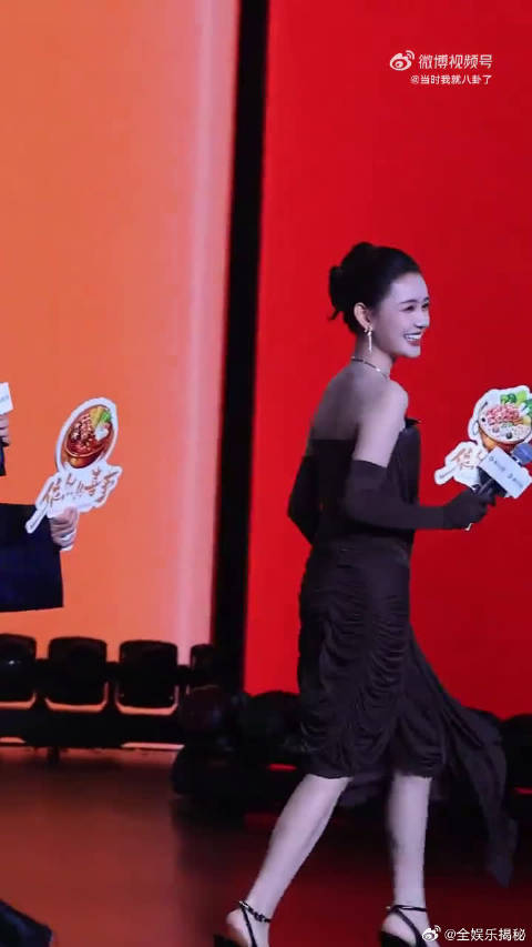 高强度练习练出肱二头肌，黄小蕾满眼心疼，连夜按摩缓解酸痛，这对母女太治愈