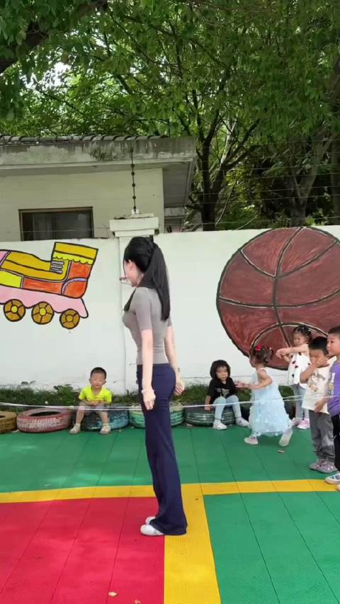 幼儿园凯丽老师，跳皮筋时间到！