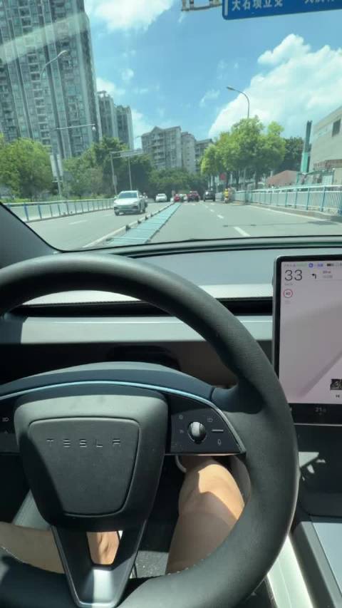 空间感知 fsd跟目前国内电车的智驾区别一大痛点 特别是下坡上坡的道路