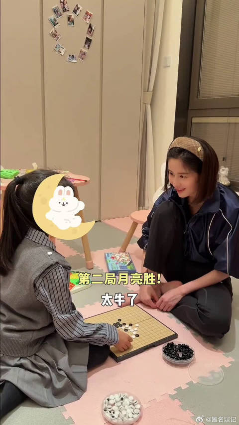 颖儿女儿小月亮掌镜拍视频，全程指导化身小导演