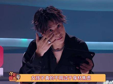 薛之谦听杨默依演唱感动落泪