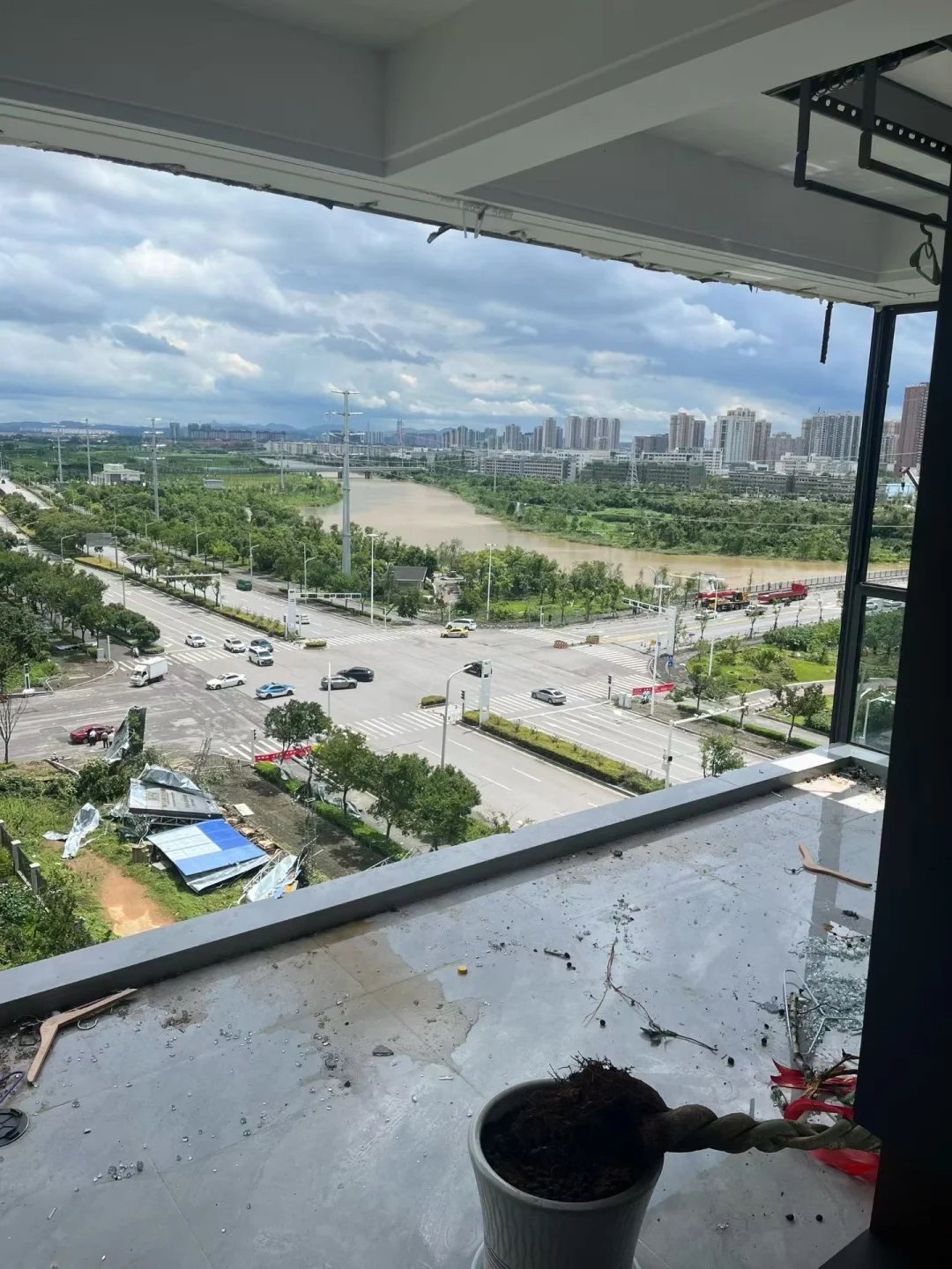 黃岡市黃州區玲瓏家園一名住戶家裡，整面落地窗被風捲走。受訪者供圖