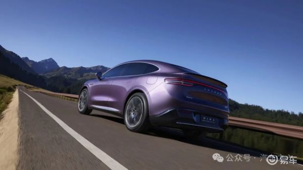问界M9比如吉利在 SUV 银河战舰上发布 AI 数字底盘、智己