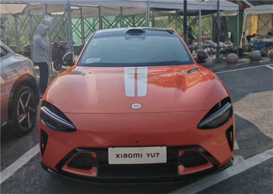 赛车拉花 小米YU7熔岩橙实车首次曝光