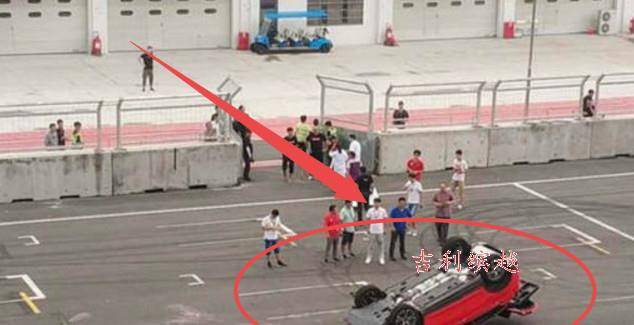 吉利缤越未上市就出全球首撞?特技表演发生意外整个车都翻了