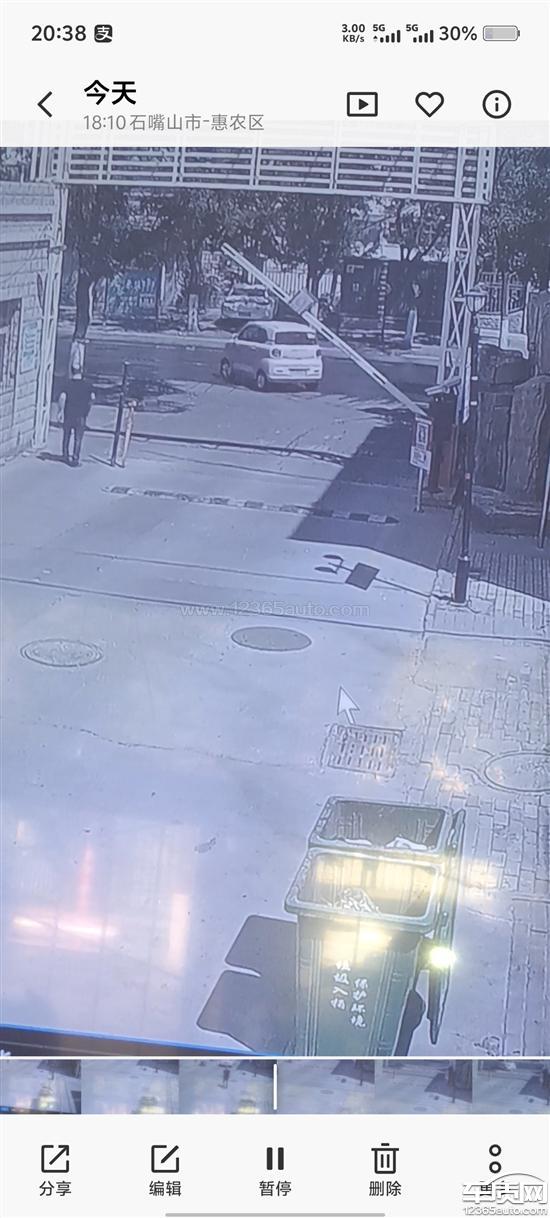 一汽奔腾小马正常行车出现甩尾 原地调头
