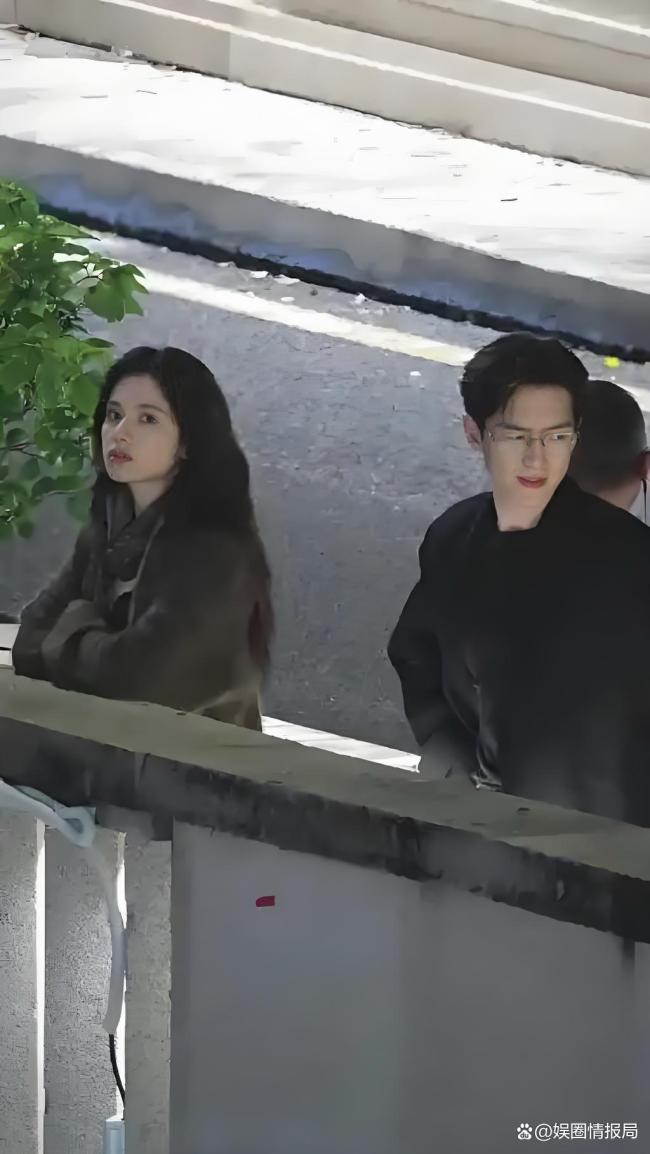 李现给张婧仪拍照 戏外甜度超标